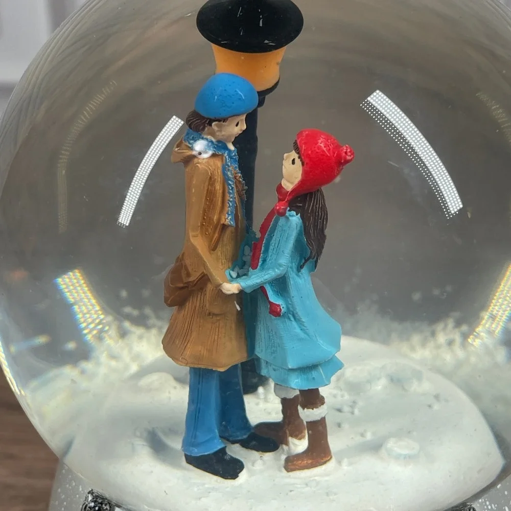 Romantic Couple Snow Globe Musical Light Up‎ Winter Scene Snowman Christmas Gift
